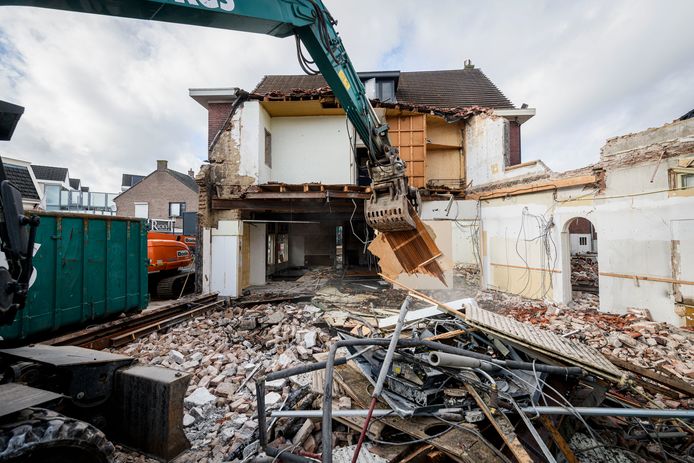 De sloop van dit karakteristieke pand op de hoek Nijverdalsestraat/Stationsstraat in Wierden viel in 2020 bij menigeen verkeerd.