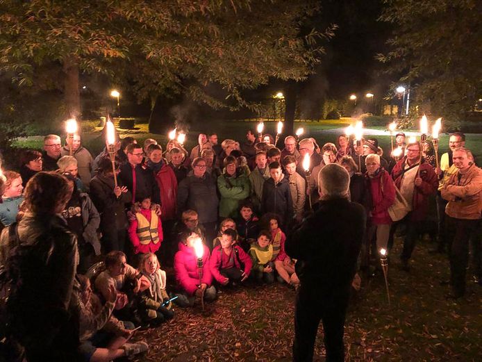 Frank vertelt in Park Peeters bij kaarslicht een verhaal over Jan Praet en zijn rovers.