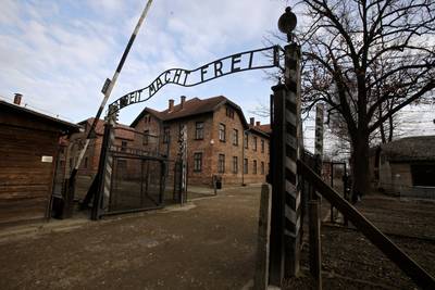 Nederlandse (29) opgepakt voor nazigroet in Auschwitz