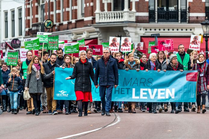Duizenden mensen bij Mars het Leven in Utrecht: 'Deze mars manipuleert jonge vrouwen' | Utrecht | AD.nl