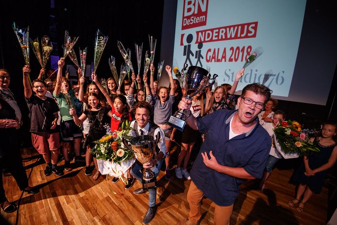 Twee van de drie winnaars van vorig jaar: leraar Sjoerd Schouw en conciërge Jurgen Nijhuis.
