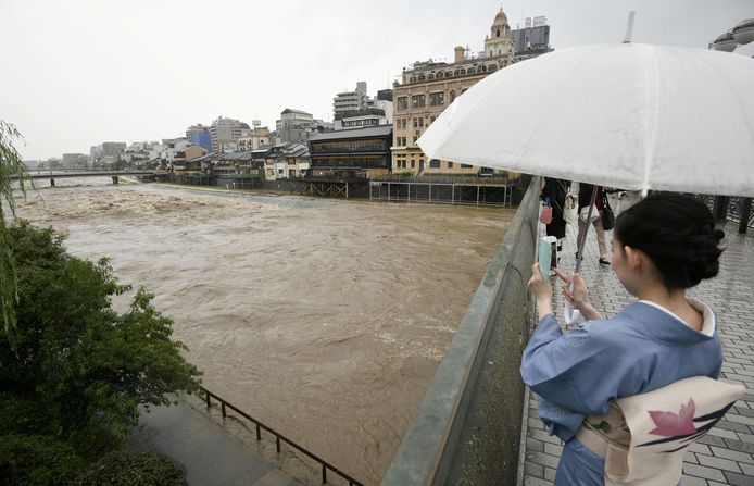 De Kamo rivier in de Japanse stad Kioto, die buiten zijn oevers is getreden als gevolg van extreme regenval.