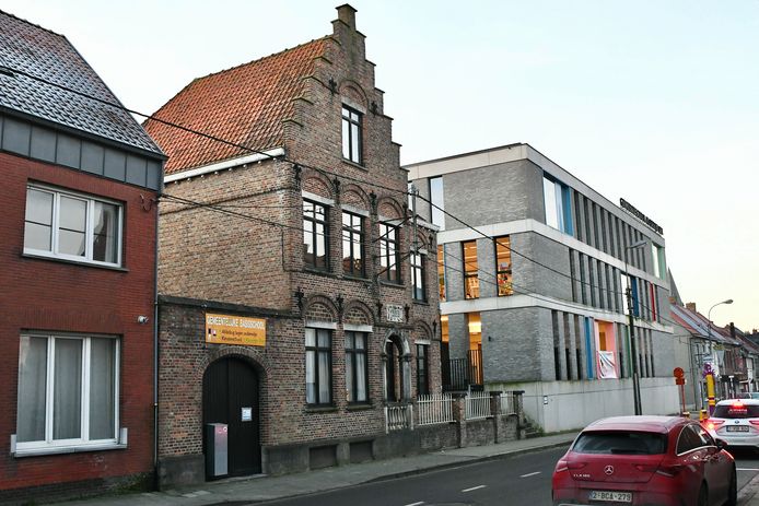 Het schoolhuis van de gemeentelijke basisschool van Moorslede wordt gerenoveerd. Het bevindt zich naast de nieuwbouw.