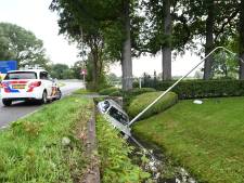 Automobilist in Woerden verliest controle en belandt in sloot