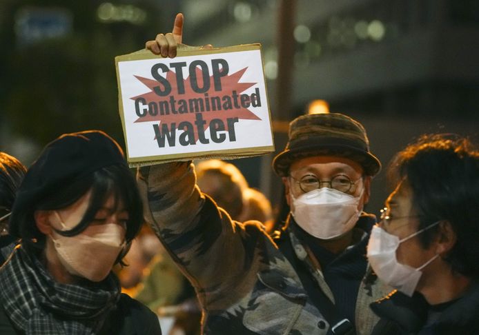 Mensen demonstreren tegen kernenergie in Japan en tegen het lozen afvalwater van de verwoeste kerncentrale van Fukushima in de zee. Beeld van 11 maart 2024.