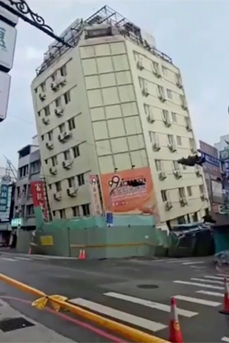 Un immeuble sur le point de s’effondrer après les nouveaux séismes à Taïwan 