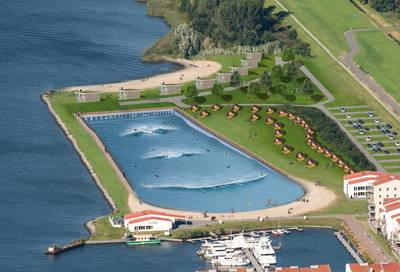 Surfparadijs met mechanische golven bij Zeewolde opnieuw vertraagd: ‘Wekken straks kneitergoeie golv