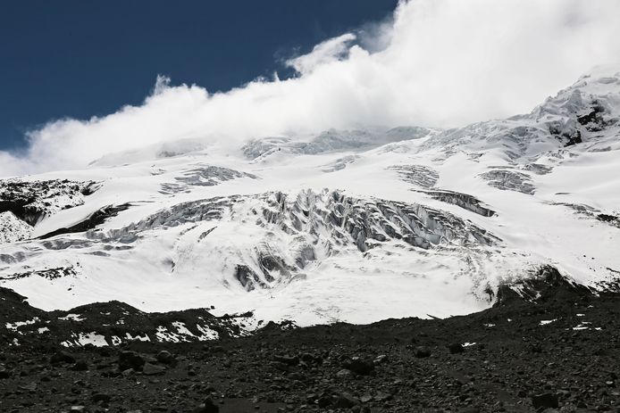 Archieffoto van een besneeuwde vulkaan in Ecuador.