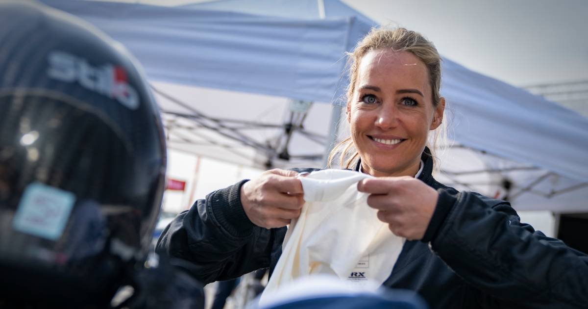 Anja van Loon gaat met een buggy als lesauto de woestijn van Tunisië in ...