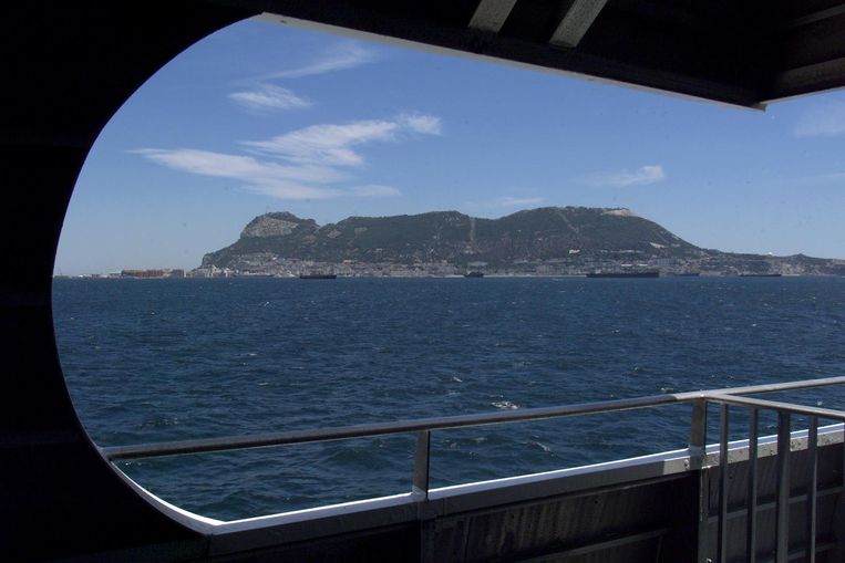 De rots van Gibraltar vanaf de veerboot. Beeld afp