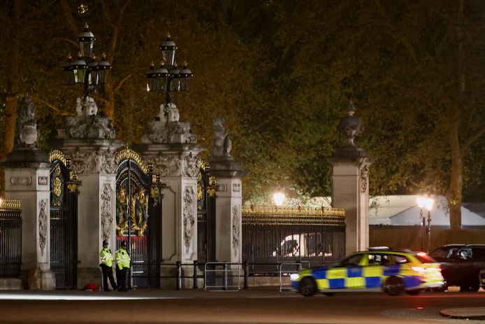 Politieagenten aan de poorten van Buckingham Palace, nadat een man buiten het paleisterrein werd opgepakt. De man had patronen van een geweer naar de officiële residentie van de Britse koning gegooid.