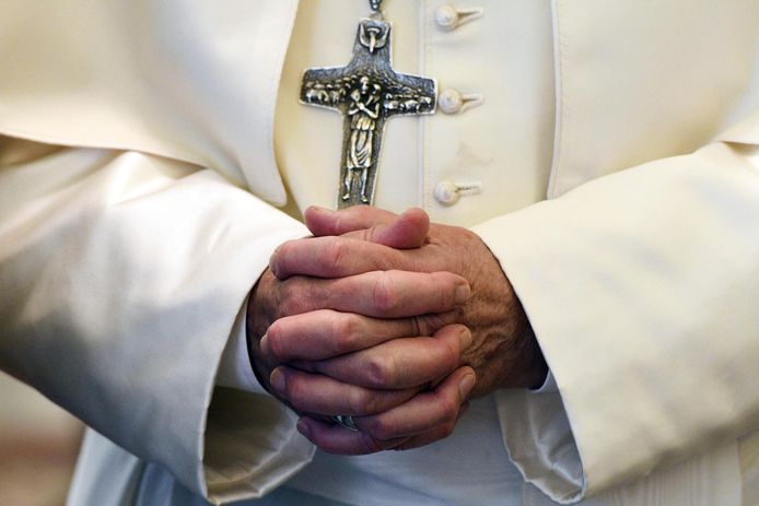 Paus Franciscus vouwt devoot de handen