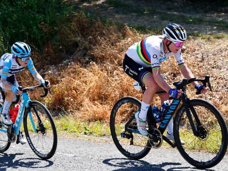 Slapstick op podium in Vuelta: ‘winnares’ Annemiek van Vleuten ‘verdrongen’ door Gaia Realini