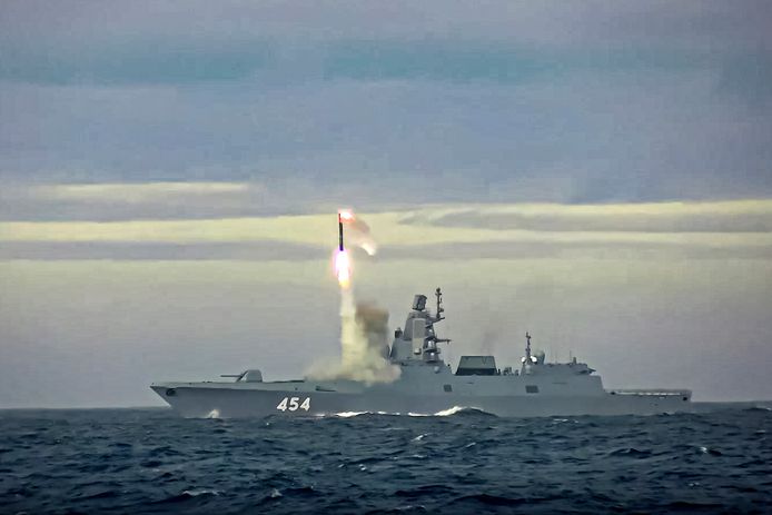 Archiefbeeld van mei. Een nieuwe hypersonische Zirkon-raket wordt afgevuurd vanuit het fregat Admiraal Gorsjkov in de Barentszzee.