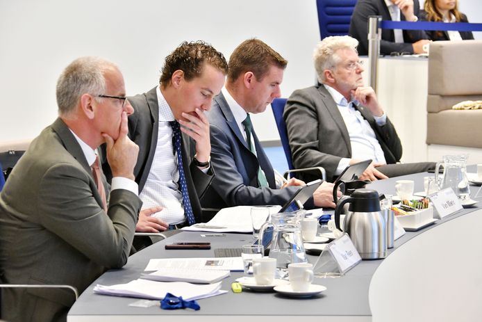 De wethouders Jan Martin van Rees (LAS), Arjen Maathuis (VVD) en Eugène van Mierlo (CDA), vanaf links, willen verder. Rechts gemeentesecretaris Frederik van Ardenne.