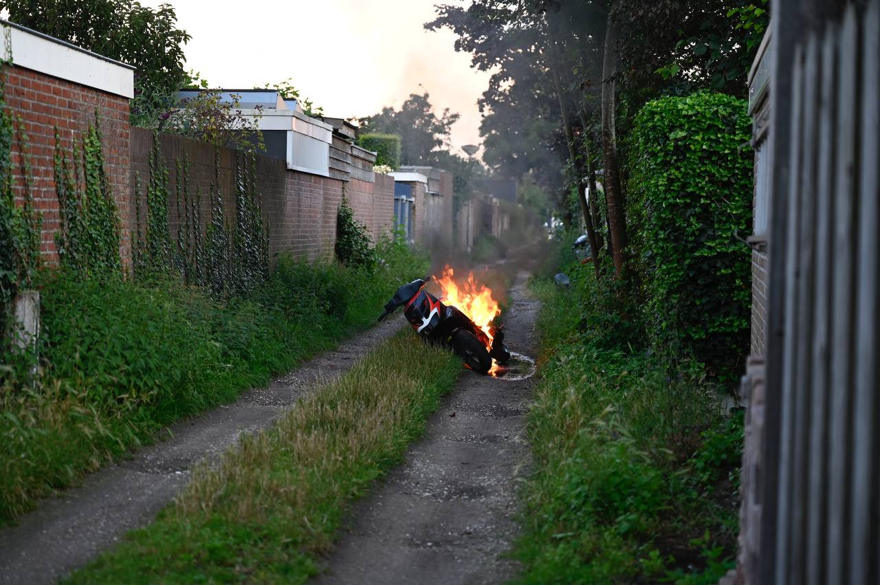 De brandende scooter aan de Vriezenveenseweg