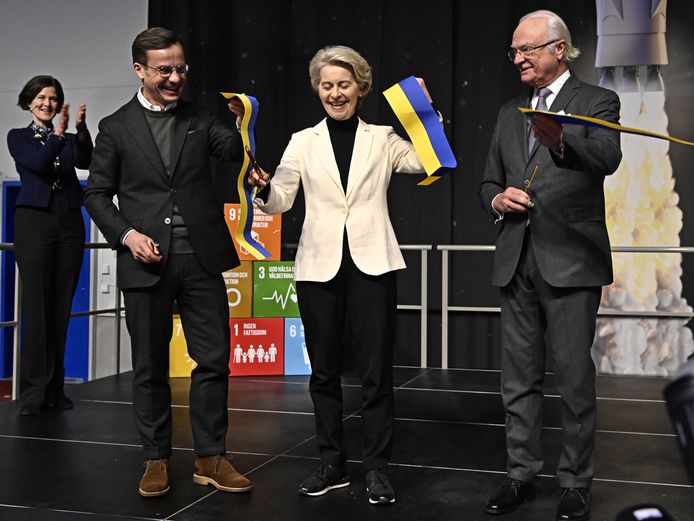 Premier van Zweden Ulf Kristersson (links), president van de Europese Commissie Ursula von der Leyen (midden) en de Zweedse koning Carl Gustaf bij de opening van het Esrange Space Center.