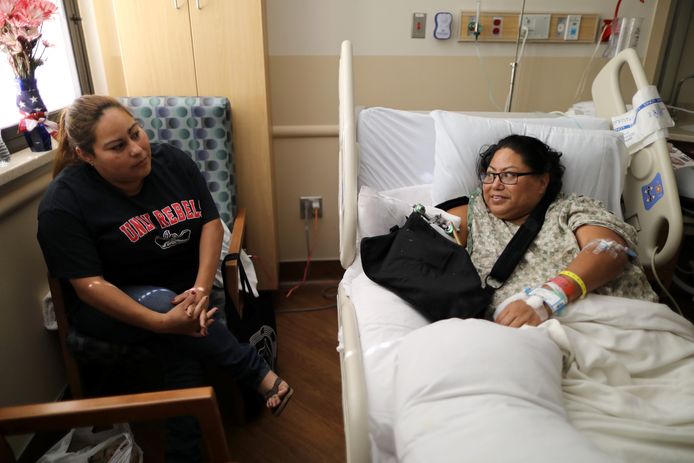 Paola Bautista, een van de vele slachtoffers van de schietpartij, in haar ziekenhuiskamer op 4 oktober