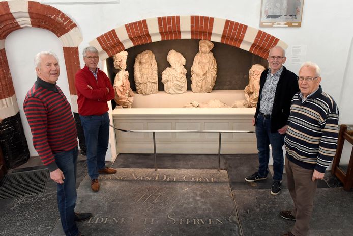 Eeuwenoude beeldengroep die de Beeldenstorm van 1566 overleefde, is eind deze week weer te bewonderen in de Petruskerk. Hugo Smit (rode streeptrui), Piet Veerman (rode trui), Jan Vroedsteijn (blauw vest) en Henk de Valk (bruin streepje) zijn daar trots op