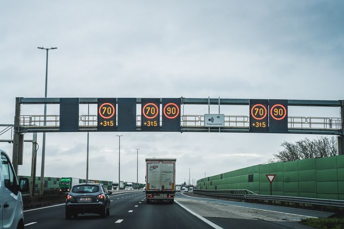 Sinds 20 december mogen truckers nog maar 70 in plaats van 90 kilometer per uur rijden op het viaduct van de E17.