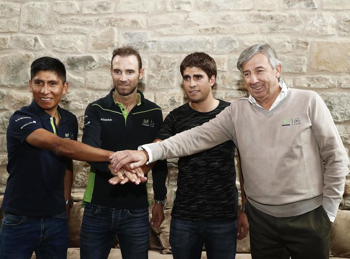 Eusebio Unzué (uiterst rechts) met Nairo Quintana, Alejandro Valverde en Mikel Landa.
