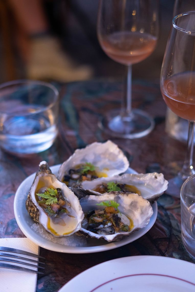 Oesters met chimichurri bij Crabe Toro. Beeld Arkasha Keysers