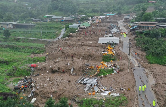 Huizen zijn weggespoeld door een enorme modderstroom in Yecheon, Zuid-Korea.