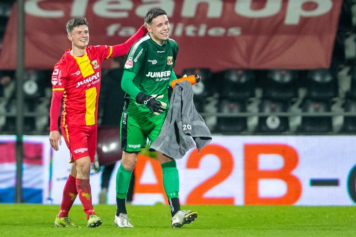Eagles-doelman Jay Gorter wordt gefeliciteerd door Bas Kuipers.