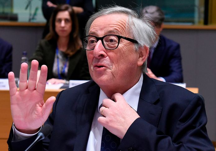 Het loon van president van Europese Commissiepresident Jean-Claude Juncker zou volgens de PVDA door drie gedeeld moeten worden.