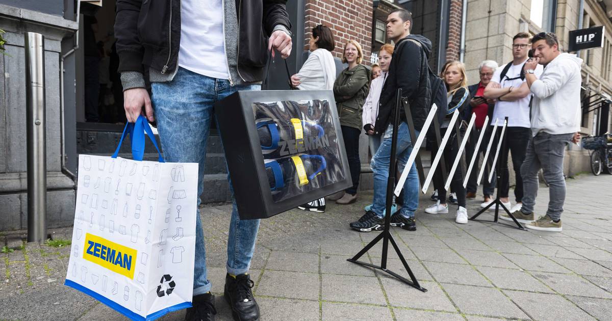 racket pariteit verzameling Fans staan in de rij voor exclusieve sneakers van... Zeeman | Economie |  AD.nl