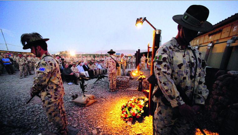 Op de Australische basis in Tarin Kowt wordt een dienst gehouden ter gelegenheid van de nationale herdenkingsdag, 25 april. © EPA Beeld 