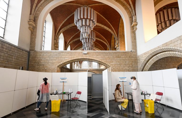 Studenten laten zich testen in een gebouw van de KU Leuven in de Zeelstraat. Beeld Photo News
