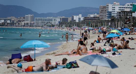 Mensen genieten van het strand in Arenal, Spanje. (29/05/2021)