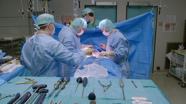 Kinderorthopedist Frank Plasschaert aan het werk in 'Topdokters'. Beeld RV