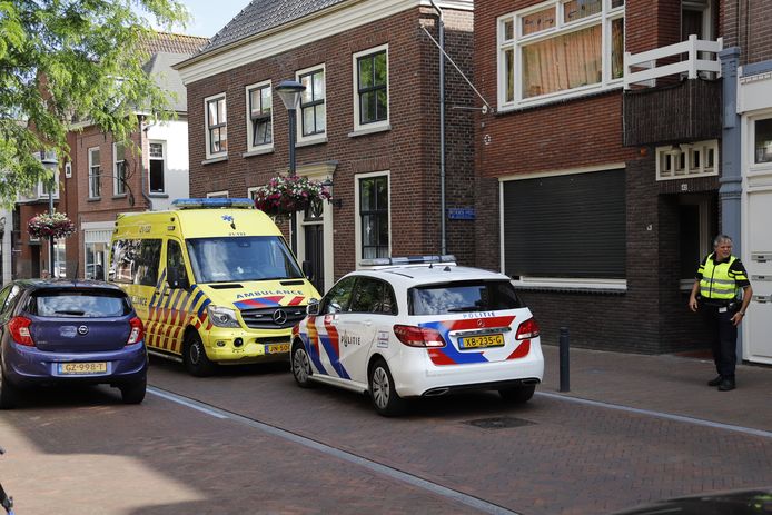 Hulpdiensten in Boxmeer na de melding van een steekpartij