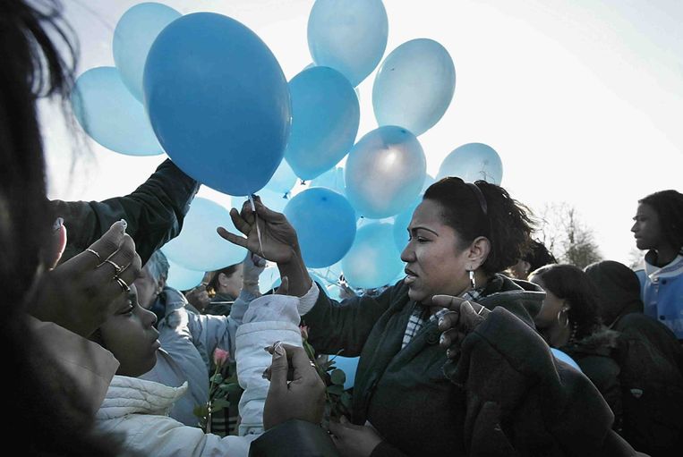 Blauwe ballonnen, de favoriete kleur van Sedar Soares, werden uitgedeeld tijdens de herdenking, een jaar na zijn dood.  Beeld Guus Dubbelman