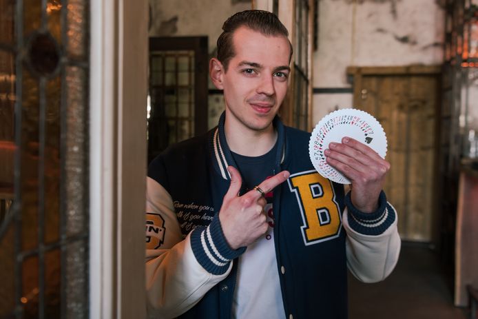 Illusionist Bart Uriot uit Barneveld. ,,Toeschouwers slaan vaak steil achterover van verbazing wanneer iets onder hun neus gebeurt.”