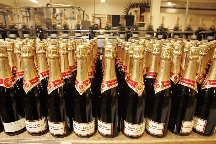 Het is crisis, corona waart wereldwijd rond, maar de champagneflessen ploppen overal massaal open.