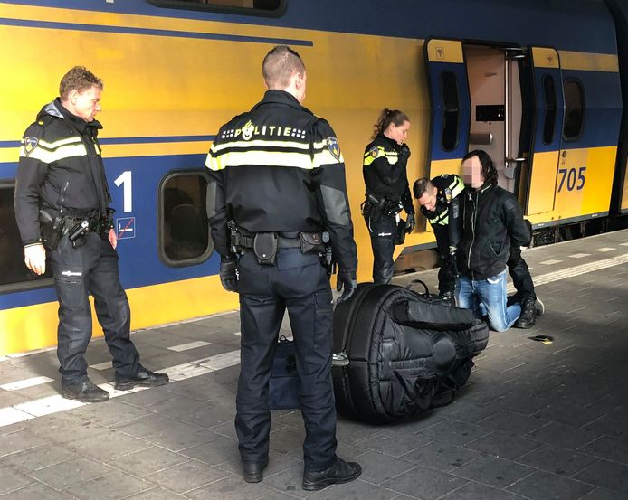 De arrestatie van een 23-jarige Rotterdammer op het station van Eindhoven. Hij wordt verdacht van betrokkenheid bij de dood van Sarah Papenheim in een Rotterdams studentencomplex.