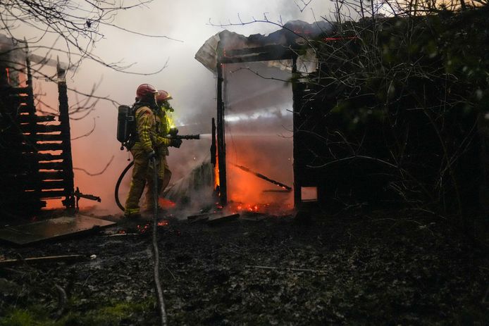 Meerdere schuurtjes van een voormalig boerenbedrijf in Helmond stonden in brand aan de Leemkuilen.