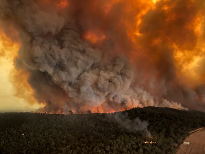 Enorme rookpluimen in bosgebied rond het Australische Bairnsdale, foto genomen op 30 december 2019.