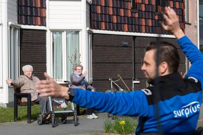 Beweegles volgen vanaf je balkon in Made: ‘Samen eropuit mag niet’