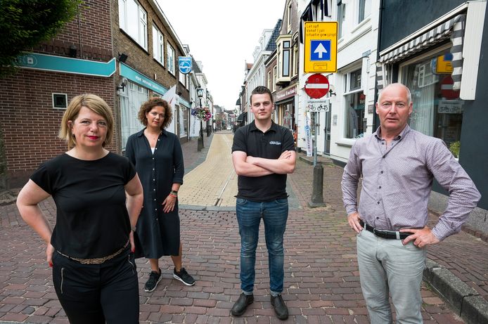 Zussen Marianne en Sabine Wensing, slager Henk de Bruijn en voorzitter van de winkeliersvereniging drogist Michel Verschoor (rechts) op de kruising Hoogstraat / Keizerstraat.