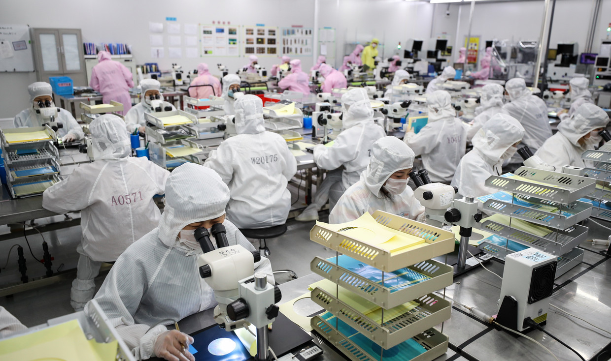 Een chipproducent in Huai’an, China, juni 2020. De grootste chipfabrieken staan in Taiwan, de Verenigde Staten, Zuid-Korea en China. Beeld Getty