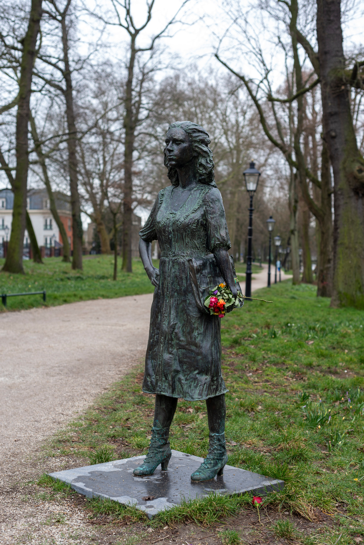 Het standbeeld van Truus van Lier in Utrecht. 

 Beeld Loes van Duijvendijk