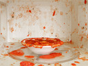 Tomatenspatten in de magnetron vermijden? Zet dan tijdens het opwarmen een plastic deksel of een ander bord op je kom.