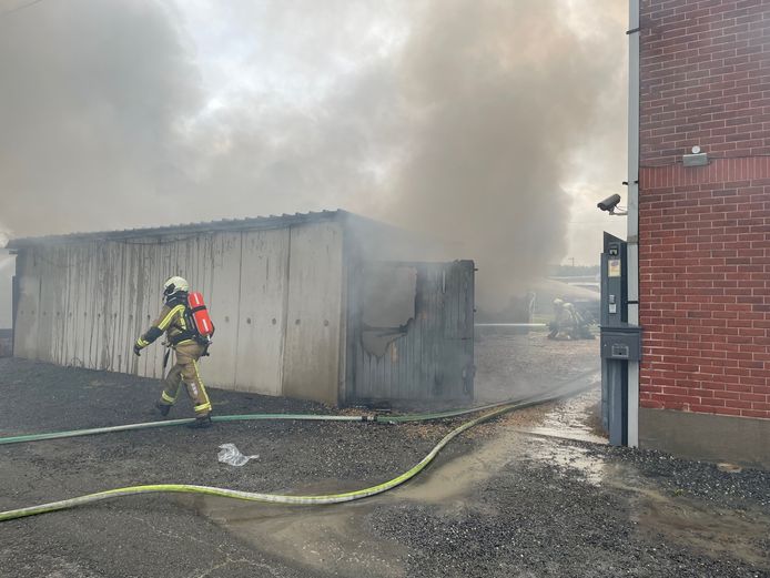 De brand in de garage in Kuurne ging gepaard met een zwarte rookontwikkeling.