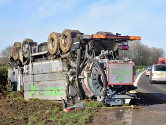 Urenlang verkeershinder op A19 na spectaculair ongeval