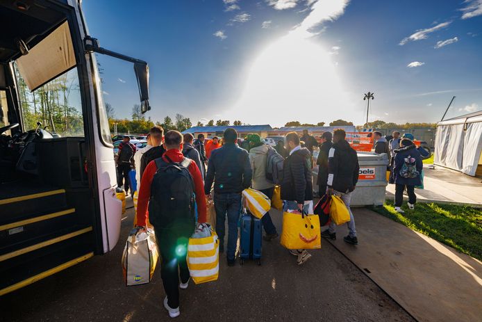Asielzoekers arriveren bij de vluchtelingenopvang in Biddinghuizen.