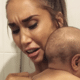 Moeder neemt douche met haar baby en dan gebeurt er dít